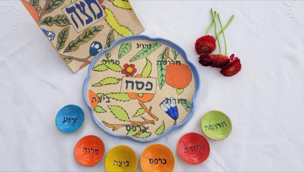קערת סדר פרחונית עם קעריות צבעוניות ולוח מצה מקרמיקה מצוירת