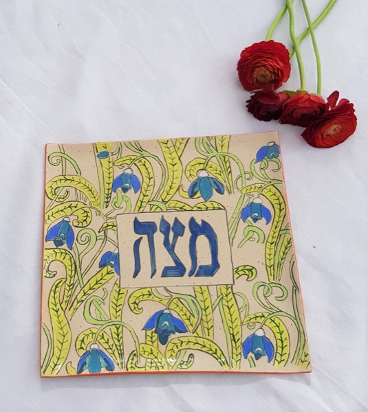 צלחת מצה מרובעת מקרמיקה בעיטורי פרחים כחולים ועלווה ירוקה עדינה